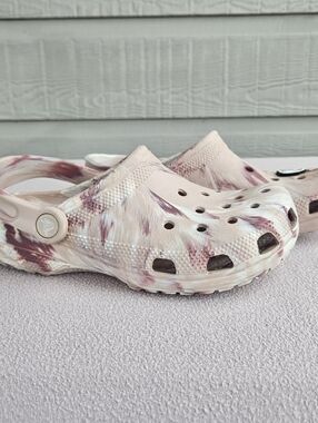 Crocs Classic Marbled Clogs Women 6 Men 4 Slip-On Comfort Waterproof Pink
